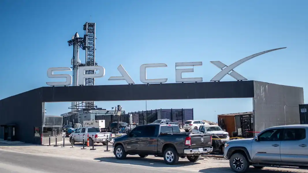 📬 A SpaceX company town?