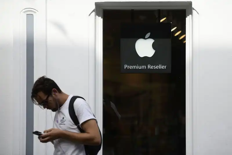 Apple to use its own server chips for AI features