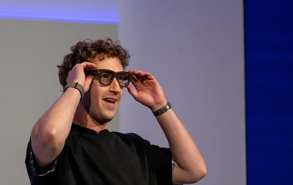 Meta's AI glasses get a privacy patch: recording stops when the indicator light is blocked