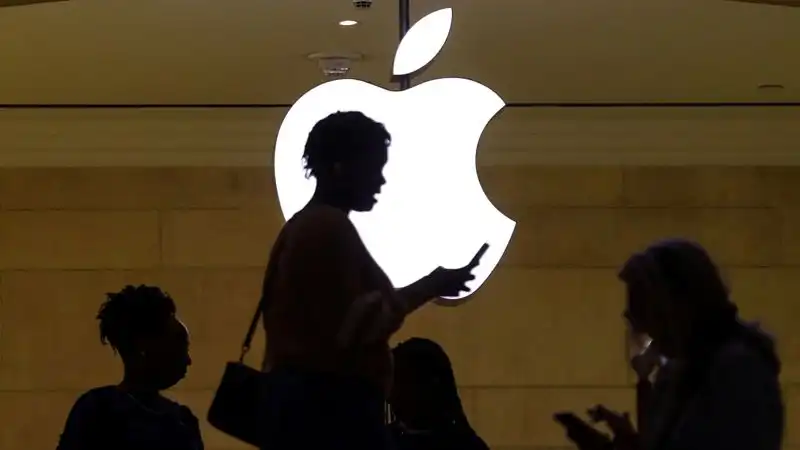 Report: iPhone sales down 24% in China to start the year